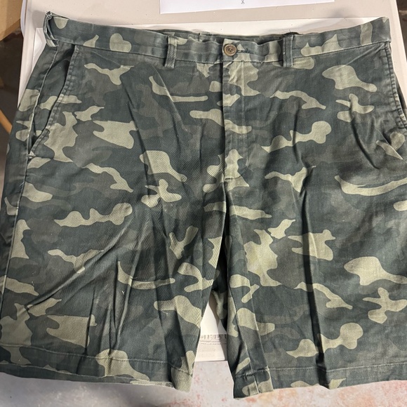 Haggar Clothing camo dress shorts with hidden elastic in the band. Size 40 - Picture 1 of 3